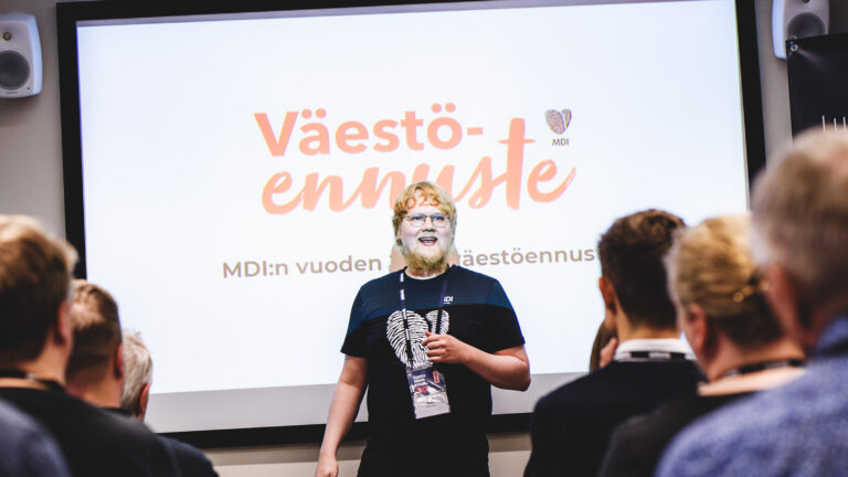 Rasmus Aro esittelee väestöennustetta.