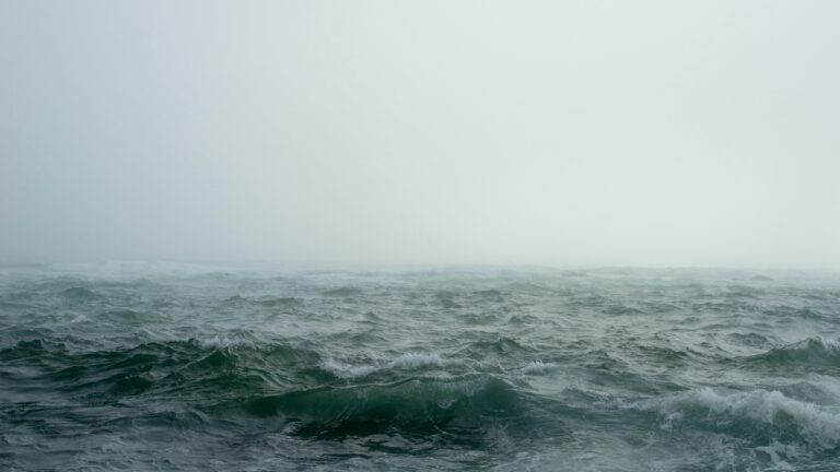 Myrskyävä meri. Kuva: John Towner/Unsplash.