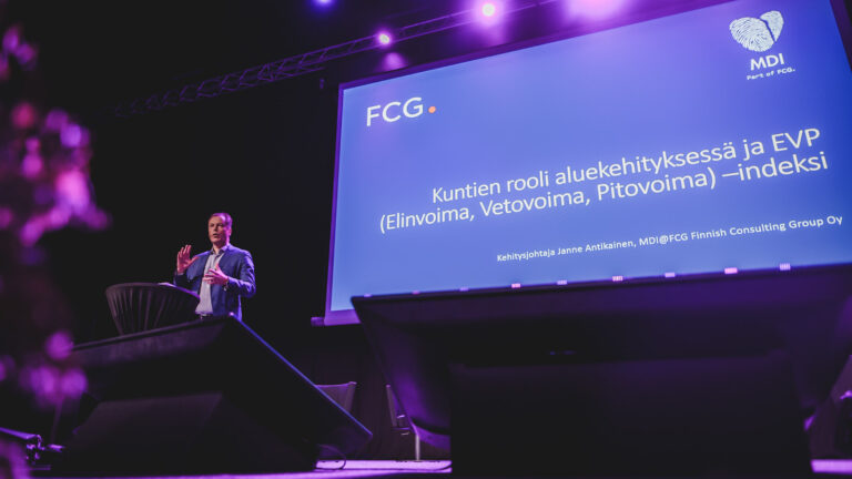 MDI:n kehitysjohtaja Janne Antikainen esittelee EVP-indeksiä Rafossa Lahdessa helmikuussa 2025. Kuva: Anssi Kumpula.