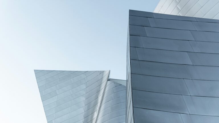 Alumiiniseinät. Kuva: Anatolii Nesterov / Unsplash.