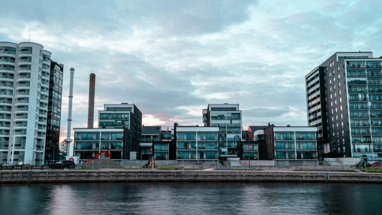 Kerrostaloja. Kuva Aleksi Partanen / Unsplash.