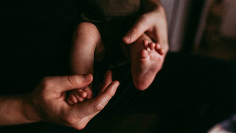 Vauvan jalat. Kuva: Helena Lopes / Unsplash.
